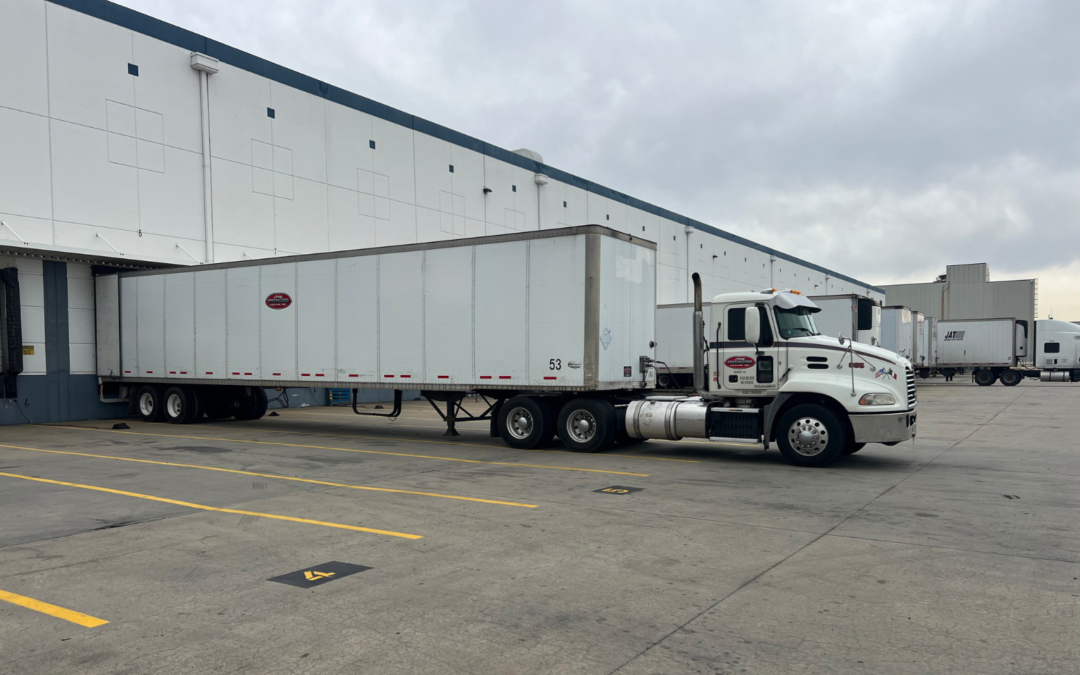 Flatbed vs. Walking Floor Trailers: Which is Best for Your Hauling Needs?